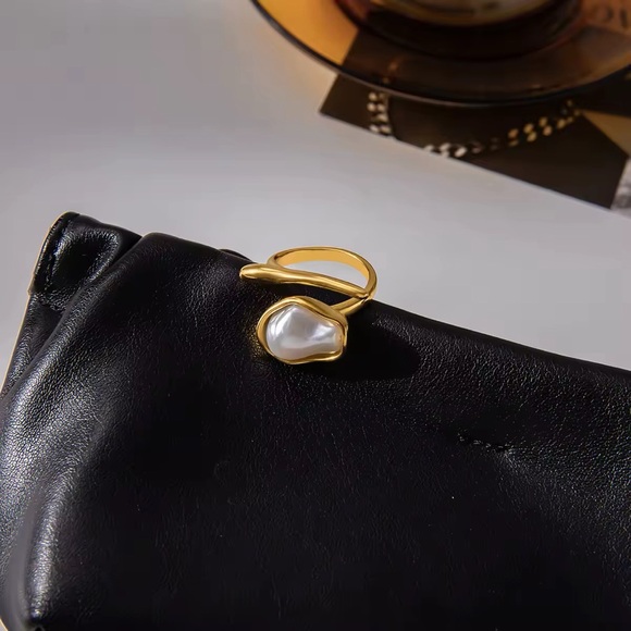 18K Gold Plated Chunky Pearl Ring - Picture 5 of 8